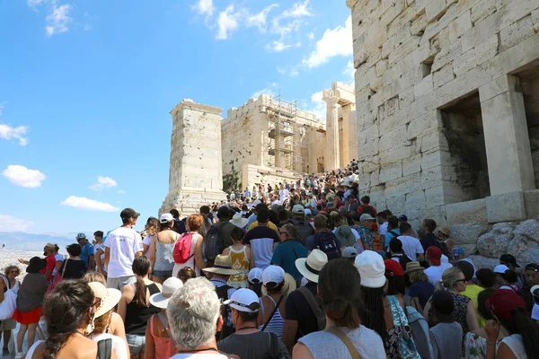 Atenas Grecia Julio 2018 Multitud Turistas Escalando Acrópolis Entre Propylaea — Foto de Stock