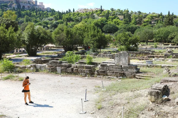 Mujer Turista Toma Foto Del Ágora Antiguo Atenas Grecia — Foto de Stock
