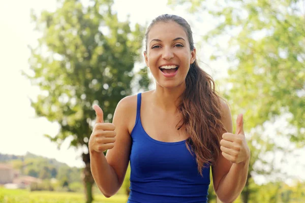 Süper Kadın Başparmak Gösterilmesini Kazanan Kız Portresi Pozitif Gülümseyen Fitness — Stok fotoğraf