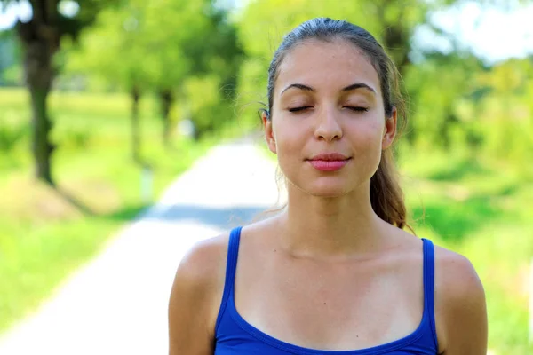 Retrato Una Hermosa Joven Sonriente Disfrutando Del Yoga Relajándose Sintiéndose — Foto de Stock