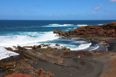 Nefes kesen panoramik El Golfo Atlantik Okyanusu dalgalar sahil, Lanzarote, Kanarya Adaları üzerinde çökmesini ile