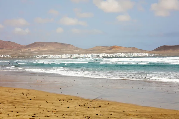 เมฆดราม าและทะเลหยาบคายบนชายฝ งมหาสม ทรแอตแลนต กของ Caleta Famara เกาะ Lanzarote สเปน — ภาพถ่ายสต็อก