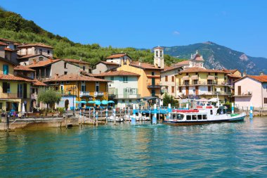 Monte Isola, İtalya - 20 Ağustos 2018: küçük Carzano köyü Lake Iseo, İtalya ortasında Monte Isola adada görünümünü 