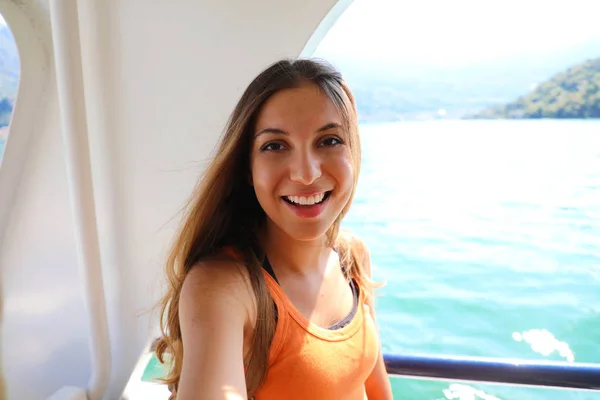 Selfie バカンス旅行クルーズ休暇休日の夜を楽しんでいるオレンジ色のタンクトップの若いモデルの女性の写真 イタリアの幸せな旅行者の休暇 — ストック写真