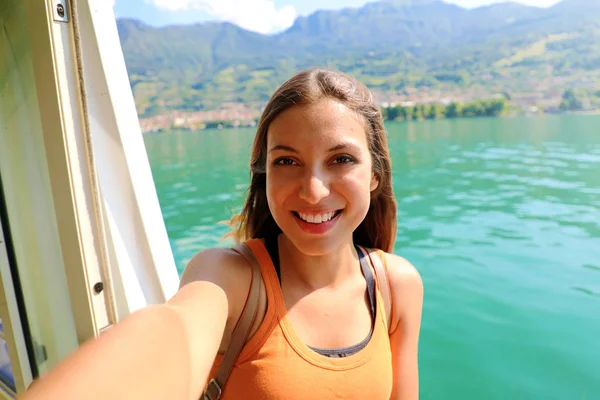 Selfie Photo Jeune Femme Modèle Voyage Croisière Débardeur Orange Profiter — Photo