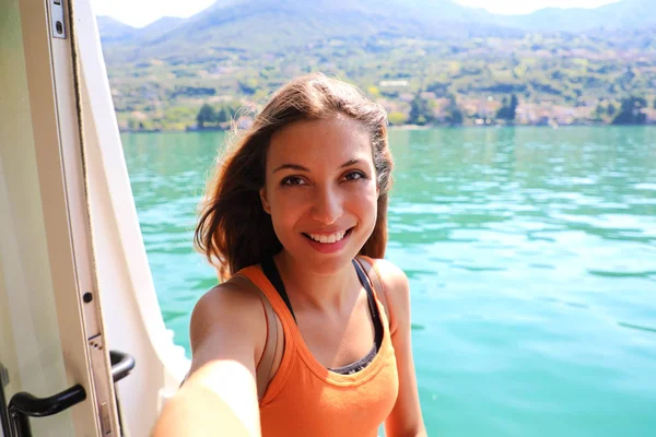 Selfie バカンス旅行クルーズ休暇休日の夜を楽しんでいるオレンジ色のタンクトップの若いモデルの女性の写真 イタリアの幸せな旅行者の休暇 — ストック写真