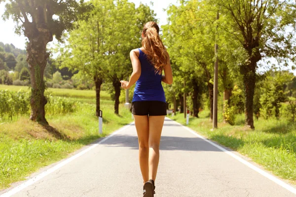 Mulher Esportes Estilo Vida Saudável Correndo Entrada Asfalto Mulher Fitness — Fotografia de Stock