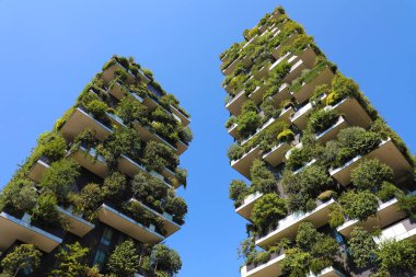 Milan, İtalya - 30 Temmuz 2018: Gökdelenler her balkonda çok ağaç ile Modern ve ekolojik. Bosco Verticale, Milan, İtalya