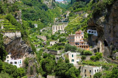 Dağınık evlerde doğa Atrani village, Amalfi Coast, İtalya üzüm bağları ile rocky Dağları üzerinde
