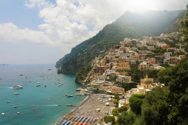 Panoramik Positano köyü güneşli bir günde, Amalfi Coast, İtalya