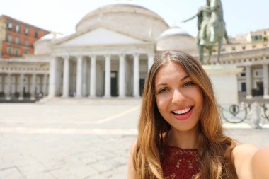 Gülümseyen kadın arka plan, Naples, İtalya Piazza del Plebiscito meydanına ile Napoli selfie fotoğraf çekme