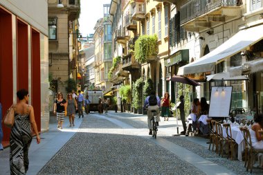 Milan, İtalya - 30 Temmuz 2018: tipik sokak mahallede Brera, Milano, İtalya