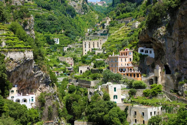 Elszórt Házak Sziklás Hegység Természetben Szőlők Atrani Faluban Amalfi Coast — Stock Fotó
