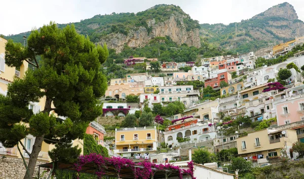 Lenyűgöző Kilátással Positano Falu Virágokkal Amalfi Coast Olaszország — Stock Fotó