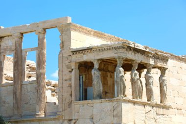 Sundurma dünyasının ünlü Caryatids Erechtheion üzerinde tepe, Atina, Yunanistan