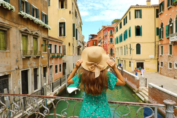 可爱的浪漫女孩被威尼斯的风景迷住了 意大利威尼斯一座桥上女性游客的后景色 — 图库照片