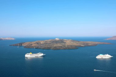 Santorini Island şaşırtıcı görünümünden caldera volkan ve cruise gemi denizde, Yunanistan ile