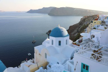 Santorini geleneksel Yunan beyaz köy ile mavi kubbeleri kiliseler, Yunanistan