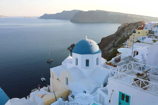 Santorini geleneksel Yunan beyaz köy ile mavi kubbeleri kiliseler, Yunanistan