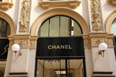 Milan, İtalya - 10 Eylül 2018: Chanel cephe depolamak Galleria Vittorio Emanuele II'nin içinde dünyanın en eski alışveriş merkezi, Milan, İtalya