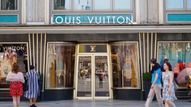 Köln, Almanya - 31 Mayıs 2018: Louis Vuitton cephe mağaza ile turistler, Köln, Almanya