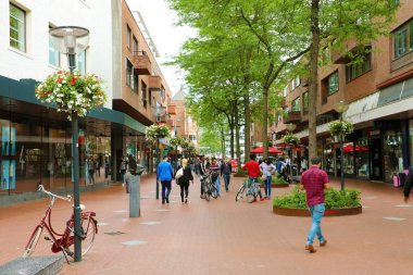 Eindhoven, Hollanda - 5 Haziran 2018: İnsanlar Eindhoven ana caddede, Hollanda