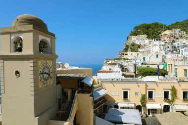 Capri, İtalya - 2 Temmuz 2018: görünümü Piazzetta Meydanı ve Capri, İtalya ziyaret turist ve Capri Saat Kulesi