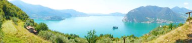 Panoramik dağ Gölü ile Orta ada. Panorama Monte Isola Island Lake Iseo ile. İtalyan peyzaj. Göl adada. Ada Monte Isola Lake Iseo, İtalya üzerinden görüntülemek.