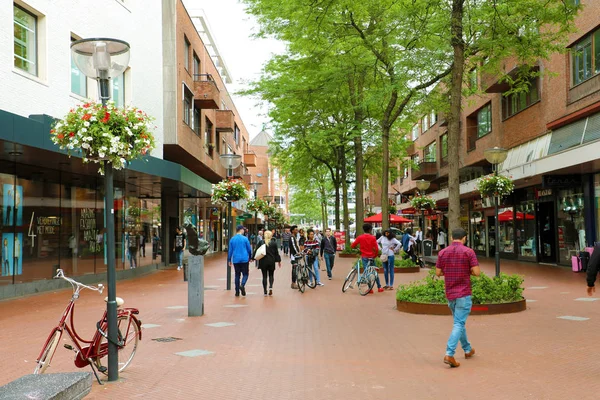 Eindhoven, Hollanda - 5 Haziran 2018: İnsanlar Eindhoven ana caddede, Hollanda