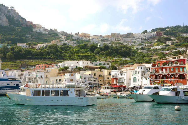 Capri Italia Luglio 2018 Barche Turisti Nel Porto Marina Grande — Foto Stock