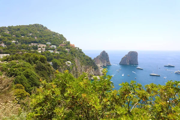 Ohromující Výhled Ostrov Capri Krásný Letní Den Skály Faraglioni Capri — Stock fotografie