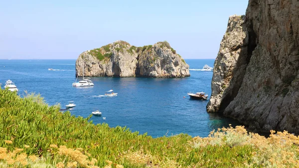 Скалы Фаральони Побережье Острова Капри Италия — стоковое фото