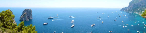 Панорамный Вид Острова Капри Итальянский Пейзаж Вид Яхты Фаральони Острова — стоковое фото