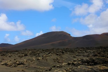 Kırmızı dağlar ve siyah volkanik arazi Marslı gibi seyir Lanzarote adasında manzara, Kanarya Adaları, İspanya