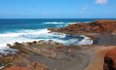 Nefes kesen panoramik El Golfo Atlantik Okyanusu dalgalar sahil, Lanzarote, Kanarya Adaları üzerinde çökmesini ile