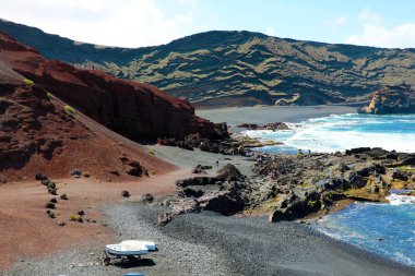 Nefes kesen panoramik El Golfo Atlantik Okyanusu dalgalar sahil, Lanzarote, Kanarya Adaları üzerinde çökmesini ile