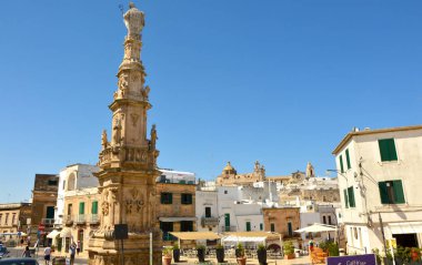 Ostuni, İtalya - 31 Temmuz 2017: Main square Ostuni şehir Apulia, Güney İtalya Saint Oronzo'nın sütun ile