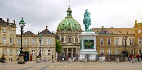騎馬像の背景には コペンハーゲン デンマークの王フリードリヒ 世とフレゼリクス教会とアマリエンボー Slotsplads 正方形のコペンハーゲン デンマーク 2017 パノラマ バナー — ストック写真