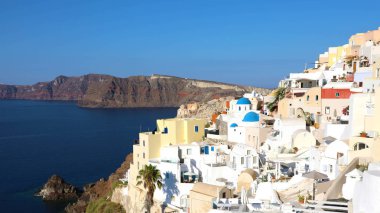 Santorini: Oia geleneksel Yunan beyaz köy ile mavi kubbeleri kiliseler, Yunanistan