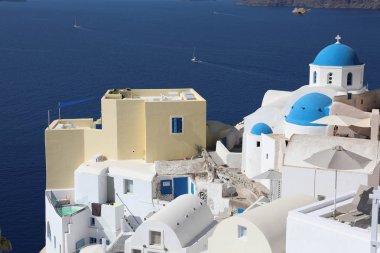 Santorini Adası beyaz ve mavi kubbeler ile ünlü Yunan tatil Oia, Yunanistan, Europe üzerinde panoramik çarpıcı. Kavram arka plan seyahat.