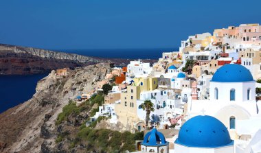 Santorini Adası beyaz ve mavi kubbeler ile ünlü Yunan tatil Oia, Yunanistan, Europe üzerinde panoramik çarpıcı. Kavram arka plan seyahat.