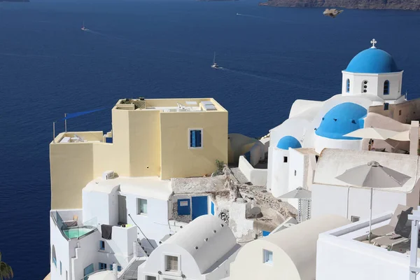 Santorini Adası beyaz ve mavi kubbeler ile ünlü Yunan tatil Oia, Yunanistan, Europe üzerinde panoramik çarpıcı. Kavram arka plan seyahat.