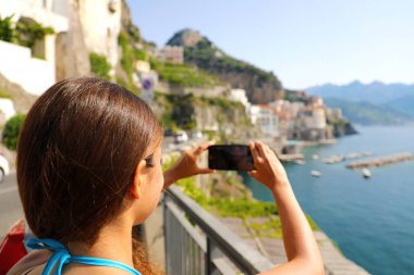 İtalya tatil! Güzel ve genç birbayan Amalfi Coast, İtalya üzerinde Atrani köyün akıllı telefon ile resim çekmek