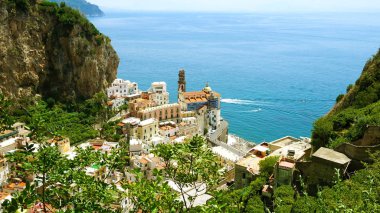 Yeşil dallarla cliff kayalar, Amalfi Coast, İtalya arasında Atrani köyünün güzel havadan görünümü.