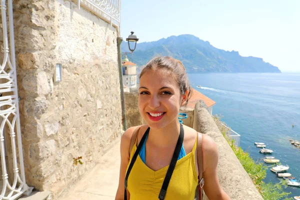 Joven Viajera Sonriente Pueblo Atrani Costa Amalfitana Italia Chica Turística — Foto de Stock