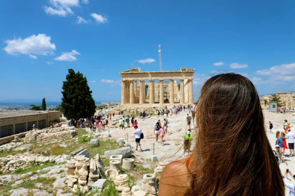 Mujer Joven Mira Partenón Acrópolis Atenas Grecia Famoso Partenón Griego — Foto de Stock