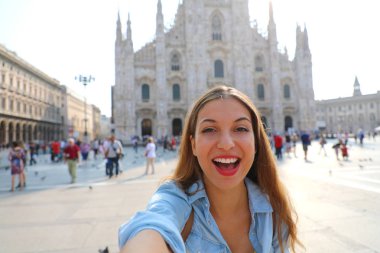 Mutlu genç kadını Milan Katedrali önünde selfie fotoğraf al. Milan, İtalya güzel kızın kendi kendine portre.