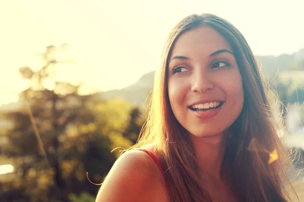 Retrato Mujer Feliz Sonriente Pie Verano Soleado Día Primavera Afuera — Foto de Stock