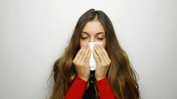 Grip Olan Güzel Bir Kadın Portresi Burun Ayakta Beyaz Arka — Stok fotoğraf