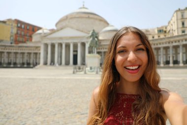 Piazza del Plebiscito meydanına ile Napoli selfie fotoğraf arka plan, Naples, İtalya alarak mutlu gülümseyen kız